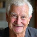 Portrait souriant de Jean P., un participant satisfait.